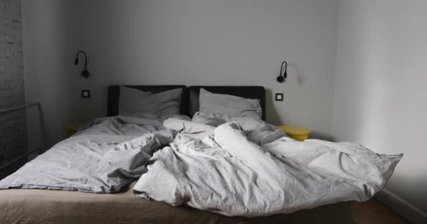 Zoom grijze slaapkamer leeg rommelig grijze bed - Video