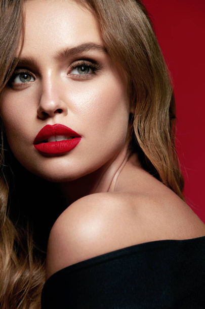 Beauty Makeup. Woman With Beautiful Face And Red Lips. - Zdjęcie, obraz