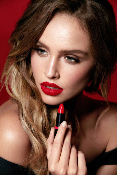 Red Lips Makeup. Female Model With Beauty Makeup. - Foto, imagen