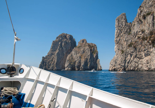 Vista desde el barco en las rocas Faraglioni en la isla de Capri, Italia
.  - Foto, Imagen