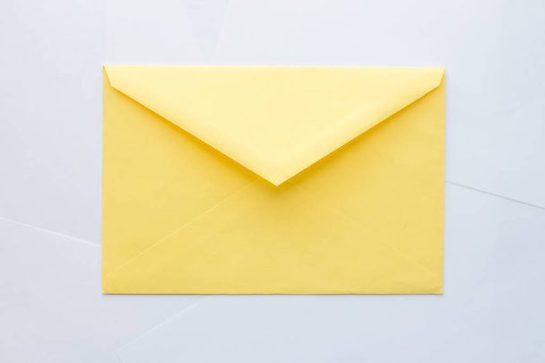 gele envelop op witte achtergrond - Foto, afbeelding