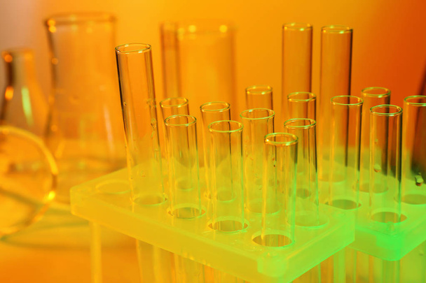 Tubos de ensaio vazios em laboratório, close up
 - Foto, Imagem