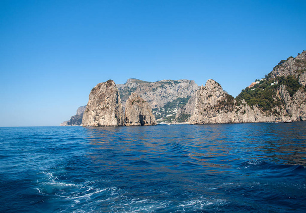 A Ilha de Capri é uma localização muito pitoresca, luxuosa e extraordinária na Itália, famosa por suas rochas altas
. - Foto, Imagem