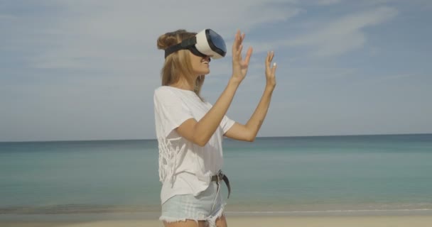 Mladá žena pomocí virtuální realita brýle splňují její datum pohledný muž na tropické pláži krásné moře a obloha pozadí - Záběry, video