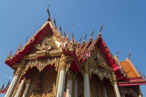 Templo tailandés con cielo azul
 - Foto, imagen