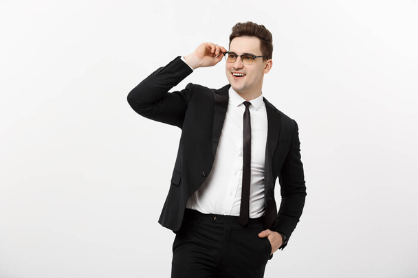 Koncepcja biznesowa: Młody przystojny biznesmen okularach trzymając rękę w kieszeni na białym tle. - Zdjęcie, obraz