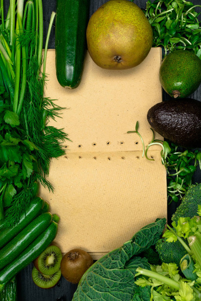 Świeże zielone warzywa i owoce z notebooka - Zdjęcie, obraz