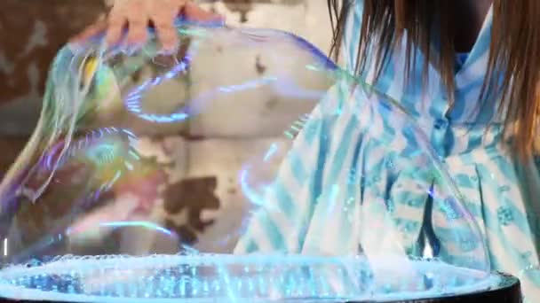 Femmina performer in bolle di sapone mago spettacolo
 - Filmati, video