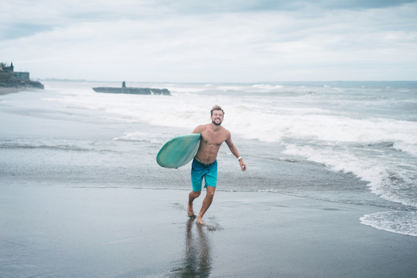 Smiling surfer - Фото, изображение