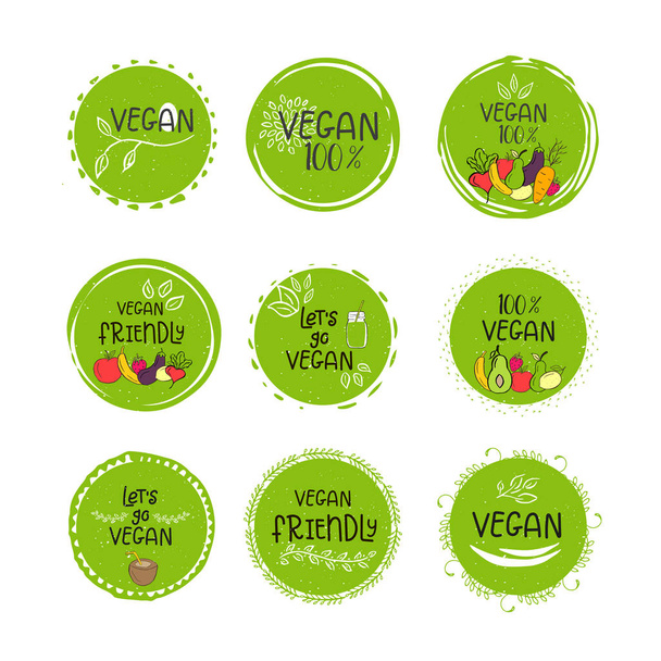 ベクトル エコ、バイオ緑のロゴやサインのセットです。菜食健康食品バッジ、カフェ、レストラン、商品包装用のタグ。手描きの葉、枝、レタリングと植物の要素。サークル有機的なデザイン. - ベクター画像