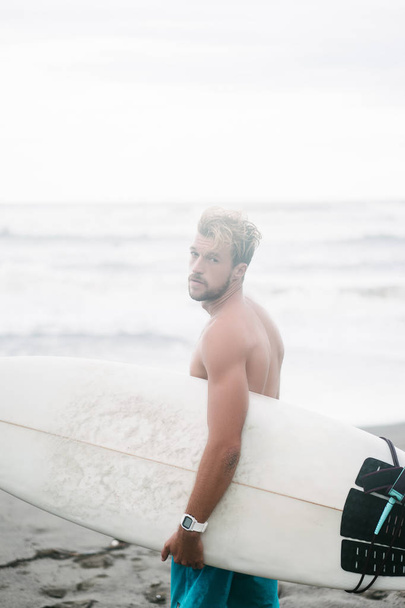 knappe surfer - Foto, afbeelding