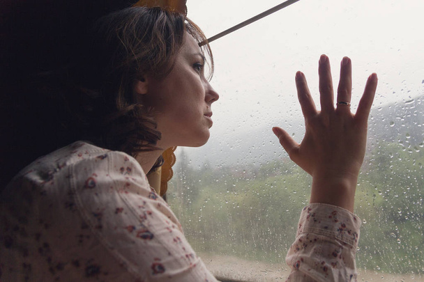 Aufreizendes Mädchen am Zugfenster. Ein Zug - Foto, Bild