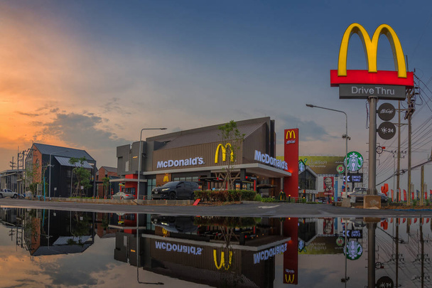 Ayutthaya, Thajsko - 7 března 2018: zobrazení v Porto jít Bangpa v restauraci Mcdonald's v Ayutthaya, Thajsko. McDonald's je Američan  - Fotografie, Obrázek