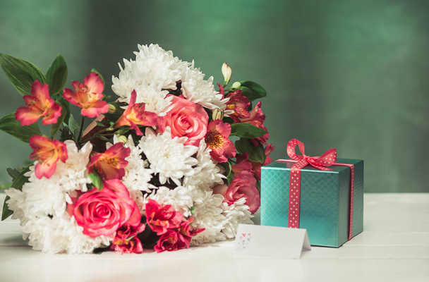 Amore sfondo con rose rosa, fiori, regalo sulla tavola
 - Foto, immagini