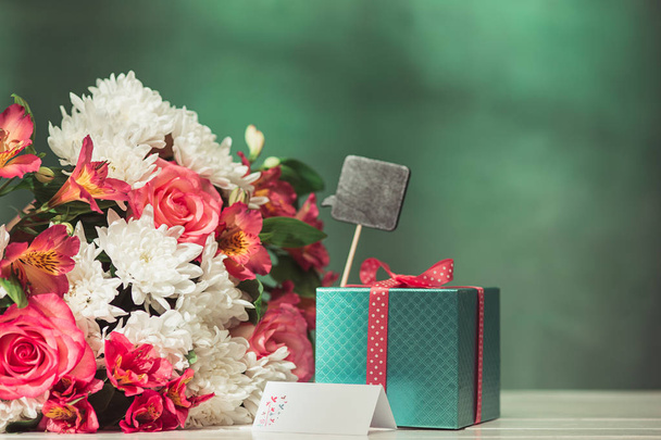 Love background with pink roses, flowers, gift on table - Foto, immagini
