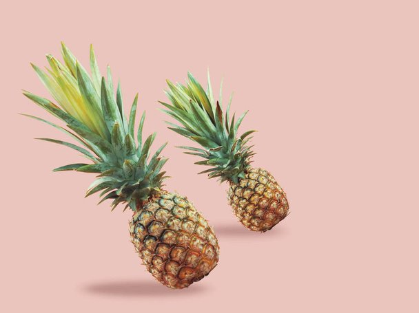 Ananas mit Farben Hintergrund. - Foto, Bild
