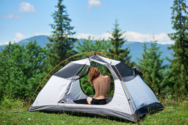 camping-car assis dans la tente
 - Photo, image