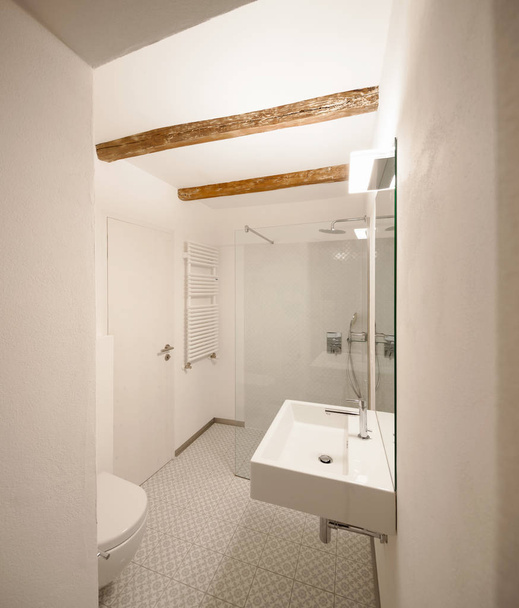 Modern bathroom with floor tiles - 写真・画像