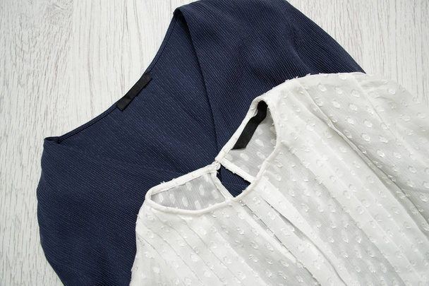 Синяя и белая блузка. Модная концепция. Закрыть
 - Фото, изображение