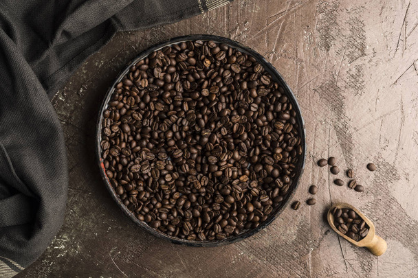 grains de café dans un bol sur la texture tonnelier, vue de dessus
 - Photo, image