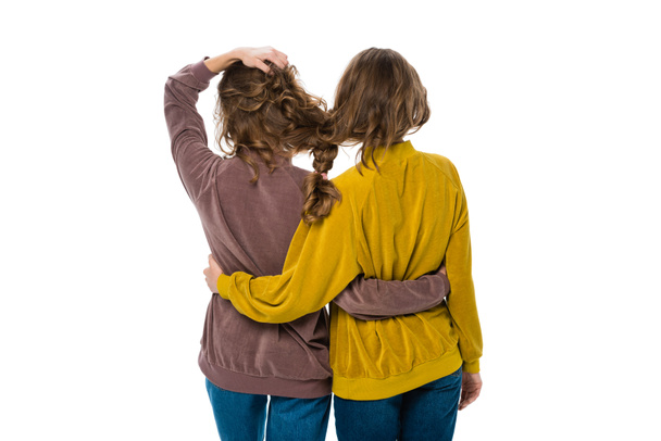 vista posteriore dei gemelli che si abbracciano con i capelli in una treccia isolata sul bianco
 - Foto, immagini