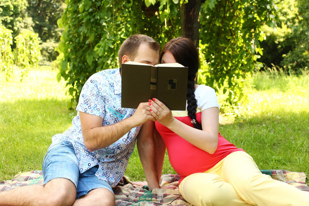 Schwangere liest im Park ein Buch - Foto, Bild