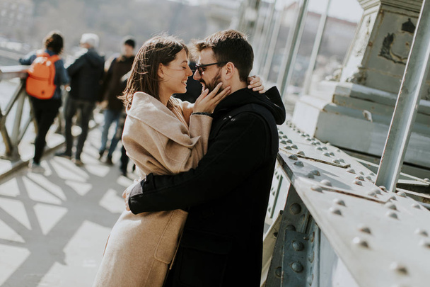 Amante casal em Chain bridge, Budapeste, Hungria
 - Foto, Imagem