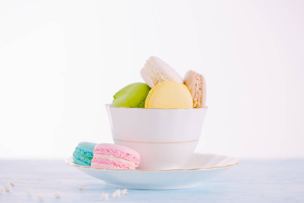 Lezzetli Fransız tatlı. Pastel renkli pasta macaron veya acıbadem kurabiyesi - Fotoğraf, Görsel