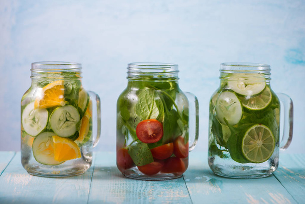 Детоксикационная вода с овощами и фруктами. Здоровое питание и потеря веса
. - Фото, изображение