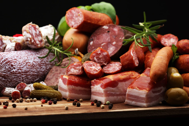 Voedsel dienblad met heerlijke salami, ham, verse worst, komkommer  - Foto, afbeelding