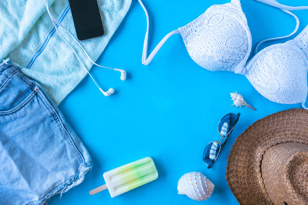 Vista superior de accesorios de verano de playa sobre fondo colorido, artículos de vacaciones y viajes
. - Foto, Imagen