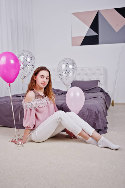Young girl with balloons on bed posed on studio room. - Φωτογραφία, εικόνα