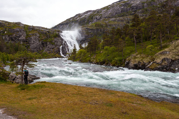 Cachoeira gigante do vale de Husedalen e do Parque Nacional Hardangervidda. A trilha através do vale de Husedalen é uma das caminhadas mais bonitas da Noruega
. - Foto, Imagem