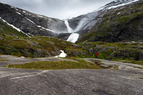 Hardangervidda Nemzeti Park, Norvégia legnagyobb nemzeti parkja. a Sotefossen vízesés a negyedik vízesés a Husedalen-völgyben, Norvégia. - Fotó, kép