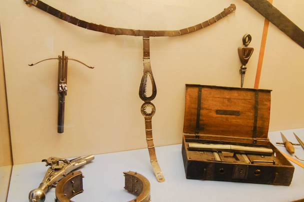древние средневековые предметы пыток в бронзе.
 - Фото, изображение
