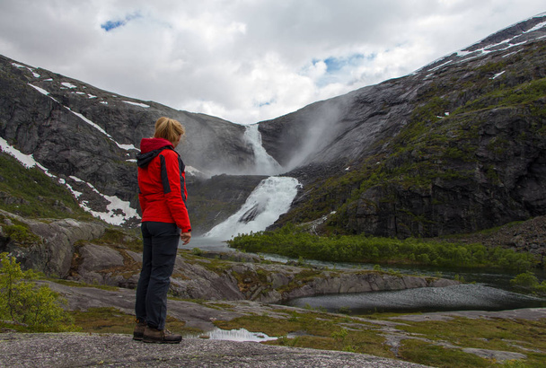 Ayakta ve büyük şelaleler Husedalen Vadisi Norveç, Europe manzarayı Gezgin kadın - Fotoğraf, Görsel