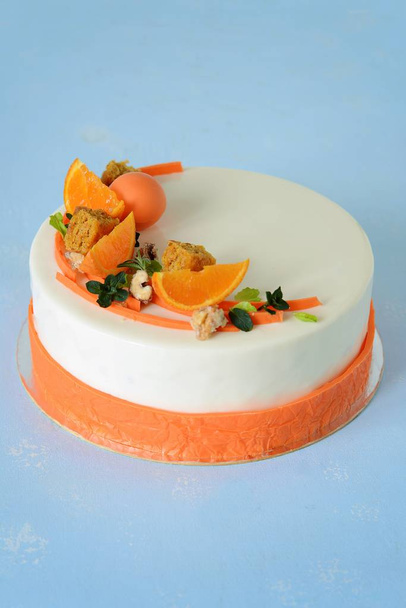  Carrot cake with spicy biscuit, carrot tangerine jelly and cheese mousse - Photo, Image