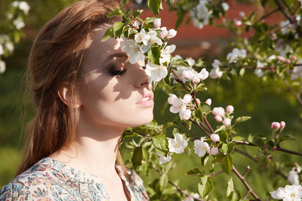 リンゴの木の花の美しさ若い女性 - 写真・画像