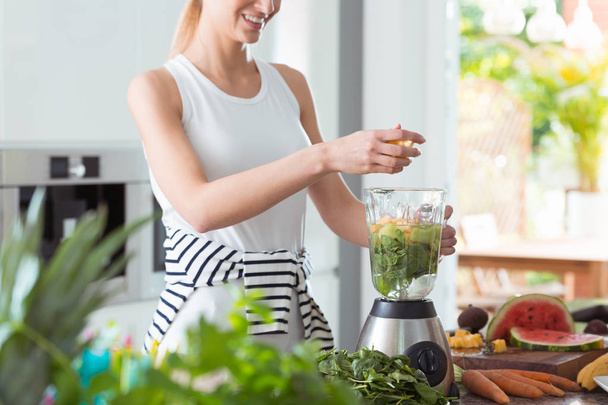 Happy vegan woman mixing vegetables - Zdjęcie, obraz