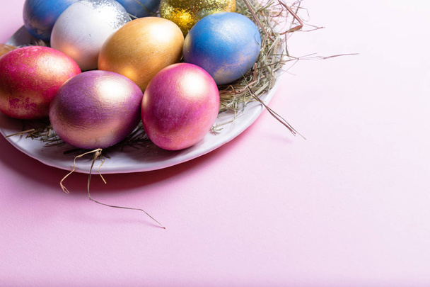 Veselé velikonoce! Velikonoční vajíčka. Velikonoční pozadí. Barevné velikonoční vajíčka - Fotografie, Obrázek