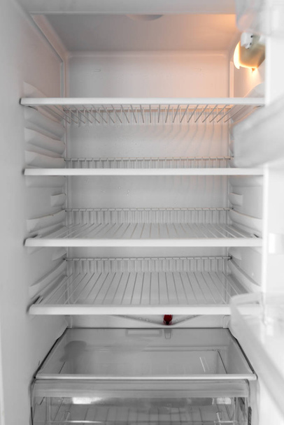 Açık boş beyaz buzdolabı yakın çekim. - Fotoğraf, Görsel
