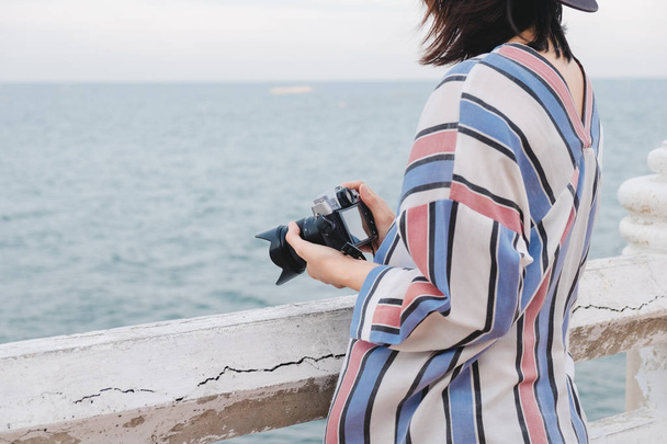 cestovní pozadí krásné fotograf mladé ženy držet fotoaparát - Fotografie, Obrázek