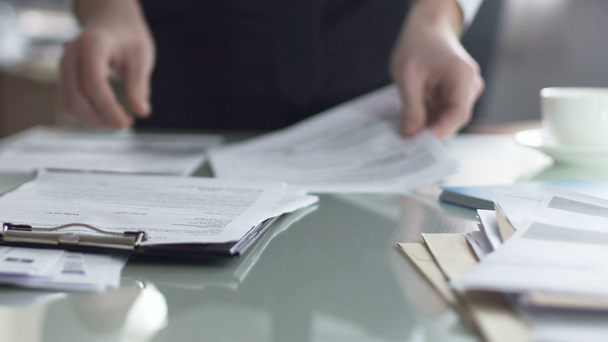 Vedoucí muž kanceláře kontrola dokumentů na stole a plnění finanční zpráva - Záběry, video