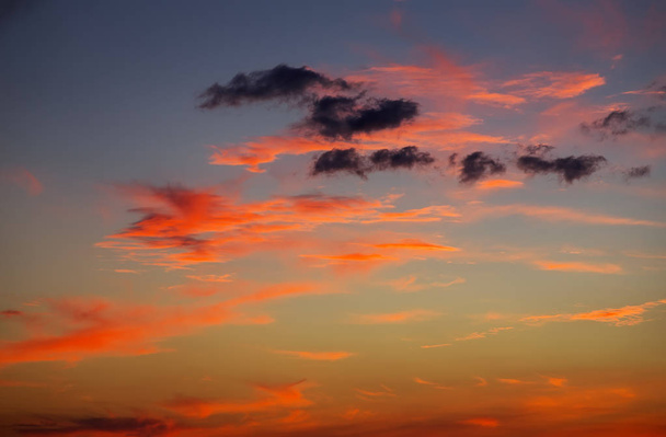 Вогняний, помаранчевий і червоний кольори заходу сонця небо. Прекрасний фон
 - Фото, зображення