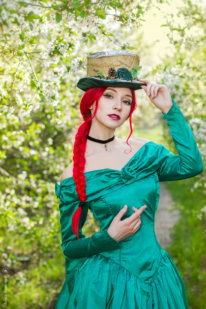 tyttö hattu pitkä vihreä mekko kukkiva aprikoosi puutarha
 - Valokuva, kuva