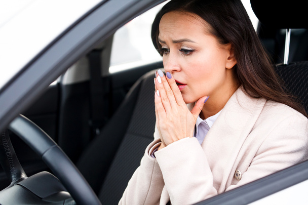 közeli felvétel a stresszes fiatal női vezető egy autóban - Fotó, kép