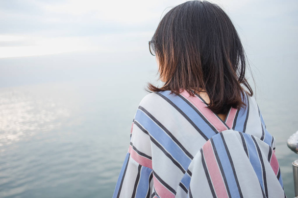 achtergrond jonge vrouwen stand-alone met zee, lucht reizen. afbeelding f - Foto, afbeelding
