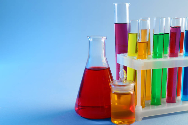 Χημική γυαλικών με δείγματα σε χρώμα φόντου - Φωτογραφία, εικόνα