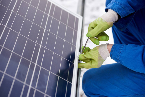 Techniker installiert Solarmodule - Foto, Bild