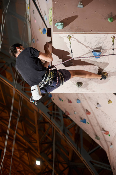 entraînement d'alpiniste masculin à l'intérieur
 - Photo, image